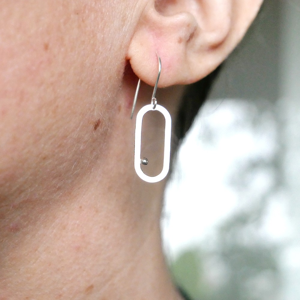 Boucles D'oreilles Pendantes Légères En Bois - Perle Ovale Et Petite Fleur, Fait Main En France