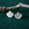 Kleine Ginko-Chip-Ohrringe aus feinem recyceltem 925er Silber für Damen