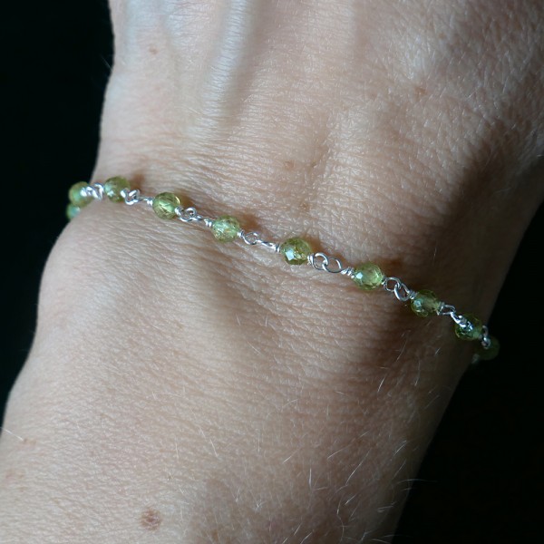 Peridot-Rosenkranz-Armband mit 3 mm großen facettierten Perlen und 925er Silber, minimalistisch und verstellbar
