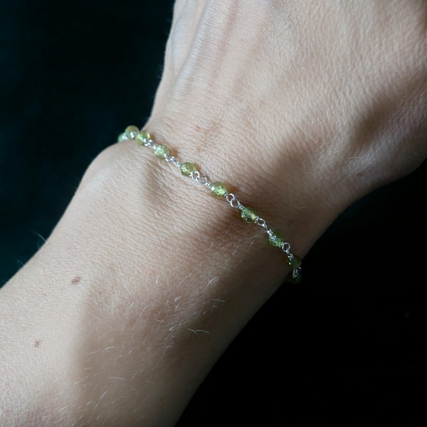 Peridot-Rosenkranz-Armband mit 3 mm großen facettierten Perlen und 925er Silber, minimalistisch und verstellbar