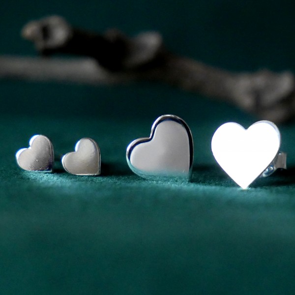 Petites boucles d'oreilles puces cœurs minimaliste en argent 925 recyclé