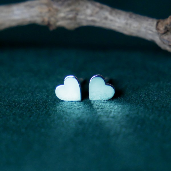 Petites boucles d'oreilles puces cœurs minimaliste en argent 925 recyclé