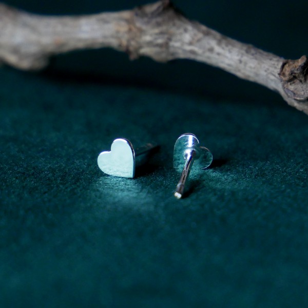 Petites boucles d'oreilles puces cœurs minimaliste en argent 925 recyclé