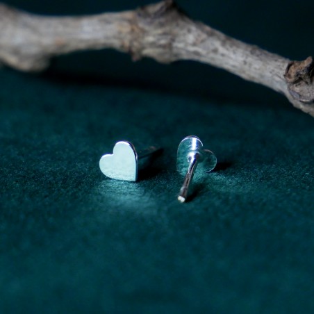 Petites boucles d'oreilles puces cœurs minimaliste en argent 925 recyclé