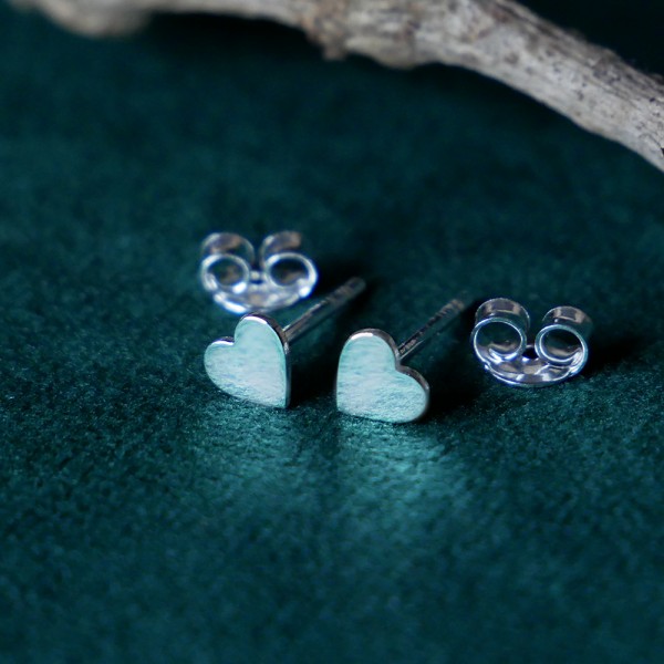 Petites boucles d'oreilles puces cœurs minimaliste en argent 925 recyclé