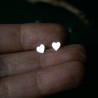Petites boucles d'oreilles puces cœurs minimaliste en argent 925 recyclé