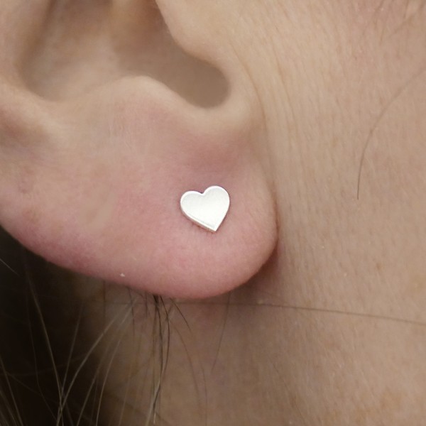Petites boucles d'oreilles puces cœurs minimaliste en argent 925 recyclé