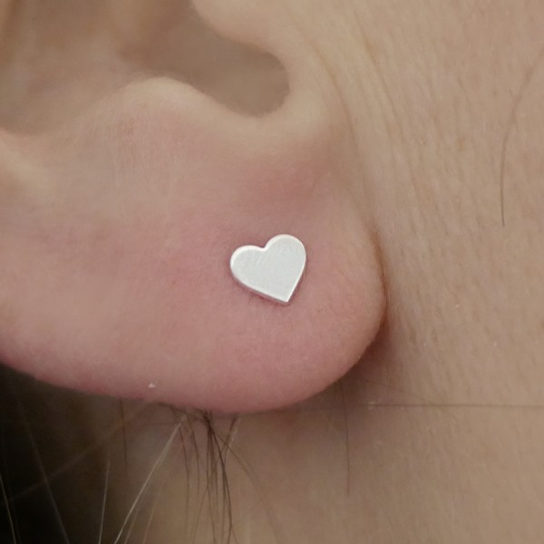 Petites boucles d'oreilles puces cœurs minimaliste en argent 925 recyclé