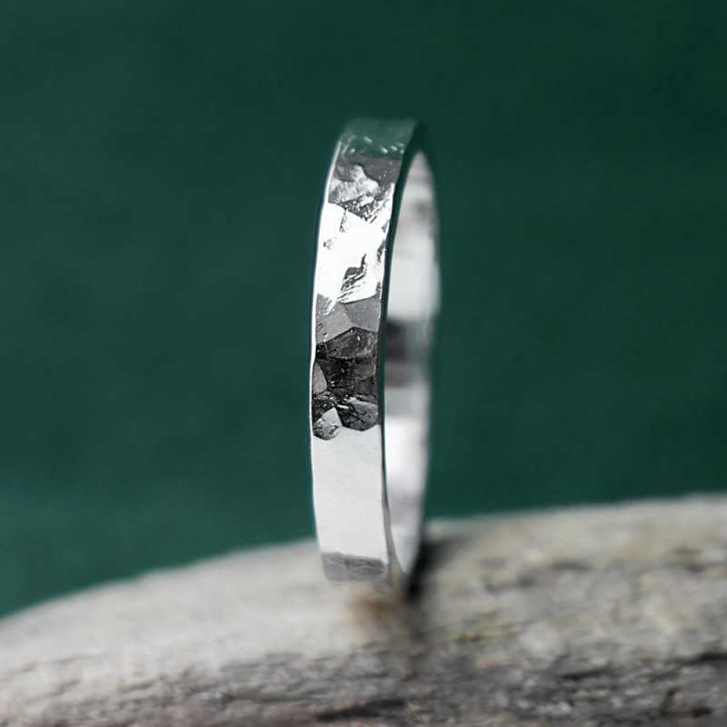 Bague 3 mm martelée en argent 925 recyclé pour femme et pour homme