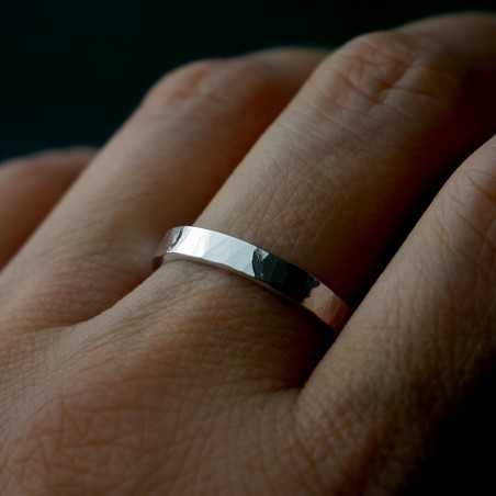 Bague 3 mm martelée en argent 925 recyclé pour femme et pour homme