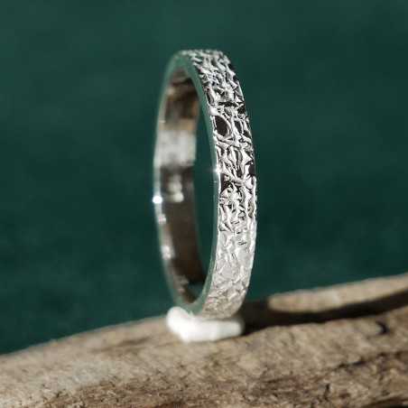 Bague 3 mm texture froissée en argent 925 recyclé pour femme et pour homme