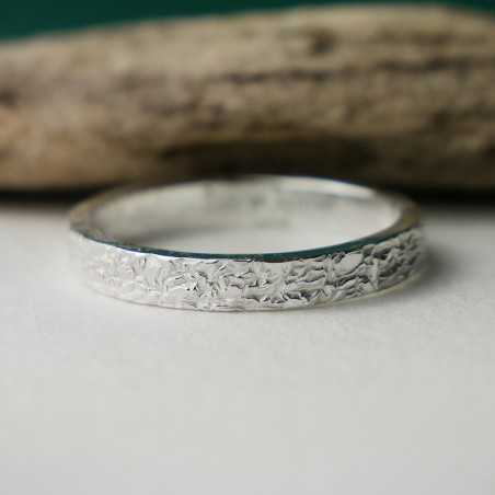 Bague 3 mm texture froissée en argent 925 recyclé pour femme et pour homme