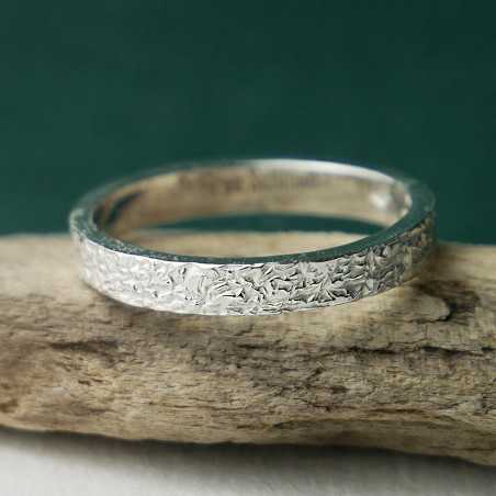 Bague 3 mm texture froissée en argent 925 recyclé pour femme et pour homme