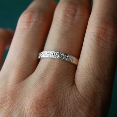 Bague 3 mm texture froissée en argent 925 recyclé pour femme et pour homme
