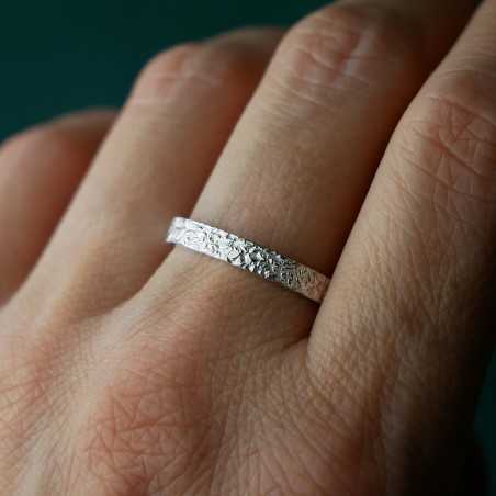 Bague 3 mm texture froissée en argent 925 recyclé pour femme et pour homme