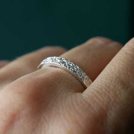 Bague 3 mm texture froissée en argent 925 recyclé pour femme et pour homme