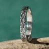 Bague 3 mm texture froissée patinée en argent 925 recyclé pour femme et pour homme