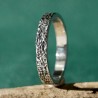 Bague 3 mm texture froissée patinée en argent 925 recyclé pour femme et pour homme