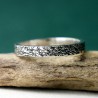 Bague 3 mm texture froissée patinée en argent 925 recyclé pour femme et pour homme