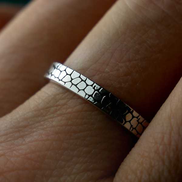 Bague 3 mm Ecailles patinées en argent 925 recyclé pour femme et pour homme