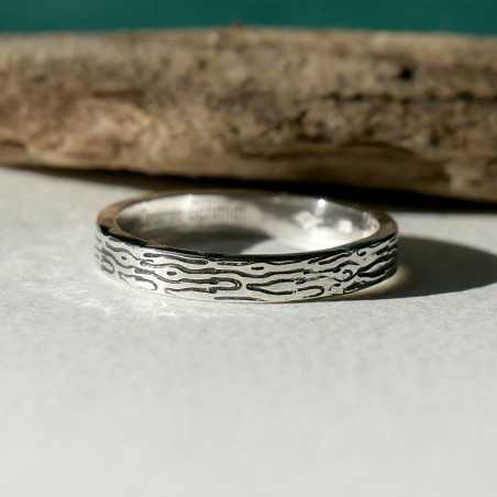 3 mm schmaler Ring mit patiniertem Holzmotiv aus recyceltem 925er Sterlingsilber für Damen und Herren