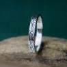 3 mm schmaler Ring mit patiniertem Holzmotiv aus recyceltem 925er Sterlingsilber für Damen und Herren