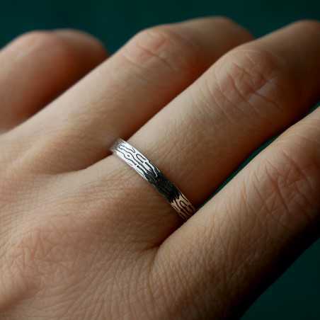 3 mm schmaler Ring mit patiniertem Holzmotiv aus recyceltem 925er Sterlingsilber für Damen und Herren
