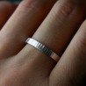 Bague 3 mm striée "Ondée" en argent 925 recyclé pour femme et pour homme