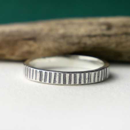 Bague 3 mm striée "Ondée" en argent 925 patiné recyclé pour femme et pour homme