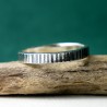Bague 3 mm striée "Ondée" en argent 925 patiné recyclé pour femme et pour homme