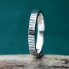 Bague 3 mm striée "Ondée" en argent 925 patiné recyclé pour femme et pour homme