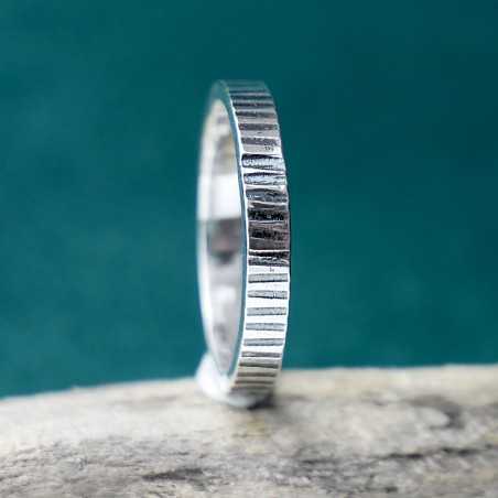 Bague 3 mm striée "Ondée" en argent 925 patiné recyclé pour femme et pour homme
