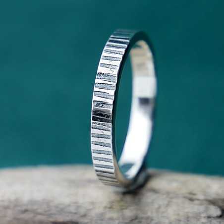 Bague 3 mm striée "Ondée" en argent 925 patiné recyclé pour femme et pour homme