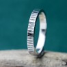 Bague 3 mm striée "Ondée" en argent 925 patiné recyclé pour femme et pour homme