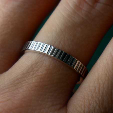 Bague 3 mm striée "Ondée" en argent 925 patiné recyclé pour femme et pour homme