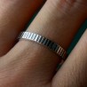Bague 3 mm striée "Ondée" en argent 925 patiné recyclé pour femme et pour homme