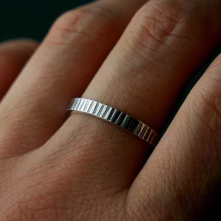 Bague 3 mm striée "Ondée" en argent 925 patiné recyclé pour femme et pour homme