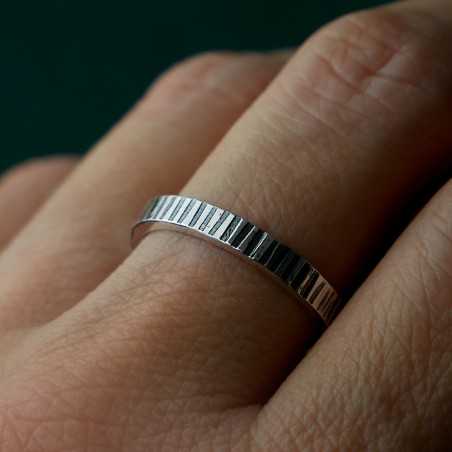 Bague 3 mm striée "Ondée" en argent 925 patiné recyclé pour femme et pour homme