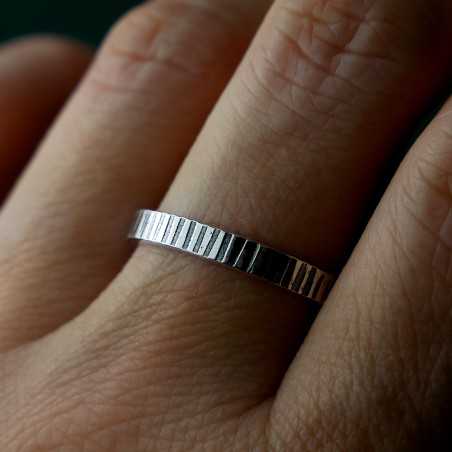 Bague 3 mm striée "Ondée" en argent 925 patiné recyclé pour femme et pour homme
