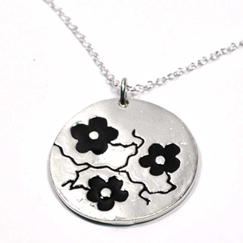 Cherry Blossom round necklace. Sterling silver and black resin. Cherry Blossom 85,00 € Cherry Blossom round necklace. Sterling silver and black resin. Cherry Blossom 85,00 €