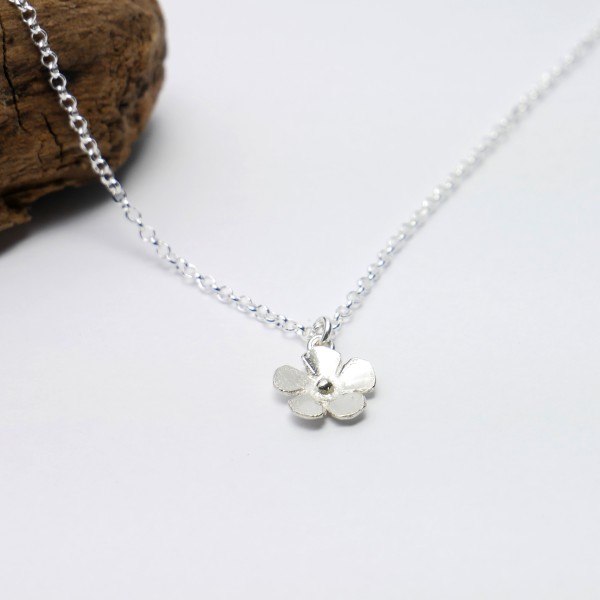 Small Sakura flower pendant in sterling silver Desiree Schmidt Paris Sakura 35,00 €