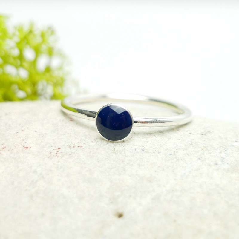 Little sterling silver ring with dark blue resin NIJI 25,00 € Little sterling silver ring with dark blue resin NIJI 25,00 €