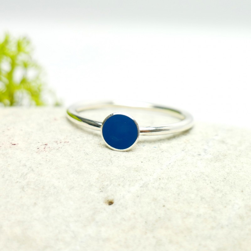 Little sterling silver ring with blue resin NIJI 25,00 € Little sterling silver ring with blue resin NIJI 25,00 €