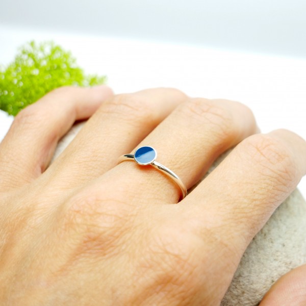 Minimalistischer kleiner Sterling Silber Ring mit blaues Harz NIJI 25,00 €
