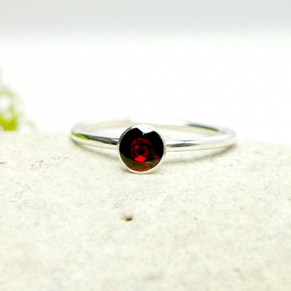 Little sterling silver ring with garnet red resin NIJI 25,00 €