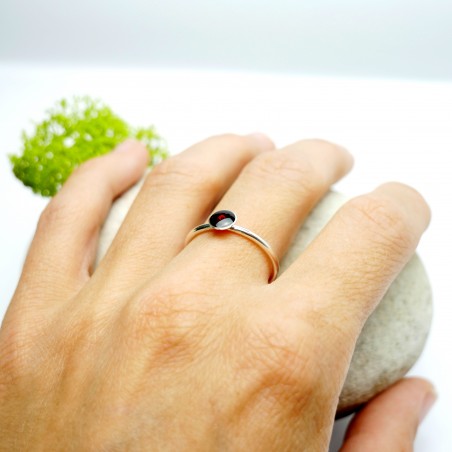 Minimalistischer kleiner Sterling Silber Ring mit Granat rotes Harz NIJI 25,00 €