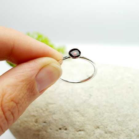 Minimalistischer kleiner Sterling Silber Ring mit Granat rotes Harz NIJI 25,00 €