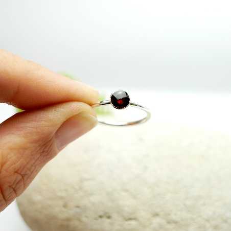 Little sterling silver ring with garnet red resin NIJI 25,00 €