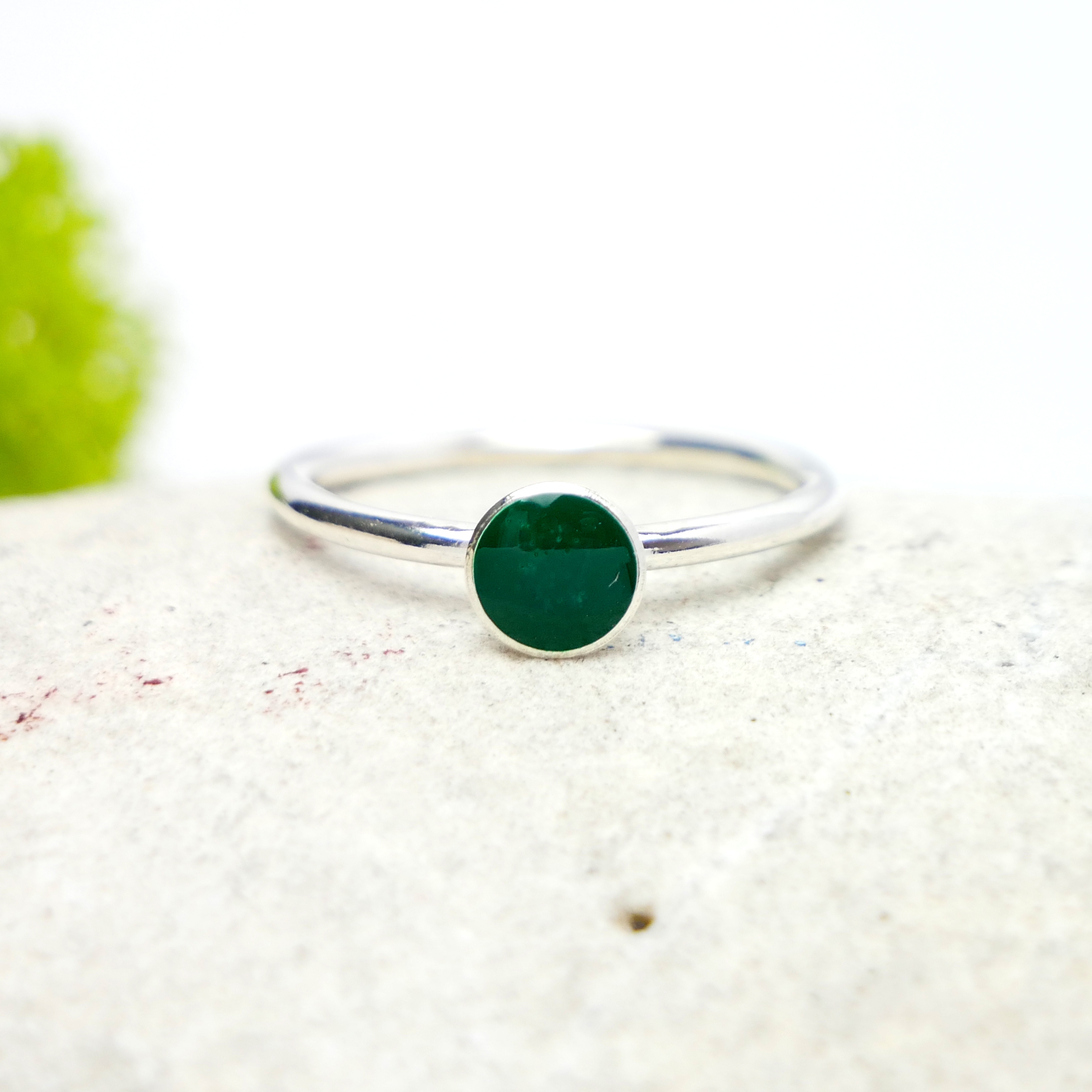 Little sterling silver ring with fir green resin Niji Desiree Schmi