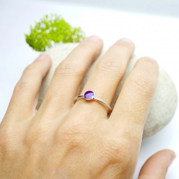 Minimalistischer kleiner Sterling Silber Ring mit violettes Harz NIJI 25,00 €
